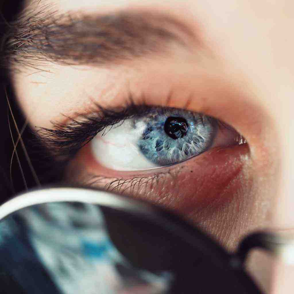 Blink: Body language and the first two seconds